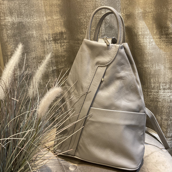 ZIP LEATHER BACKPACK IN PALE GREY