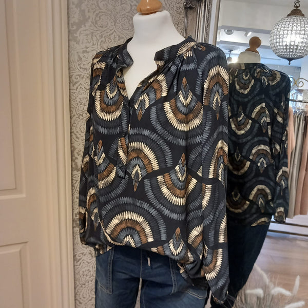 DREAMS FAN PRINT BLOUSE IN BLACK