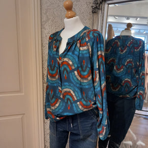 DREAMS FAN PRINT BLOUSE IN TEAL