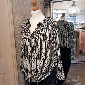 DREAMS ZIG ZAG LINK BLOUSE IN BLACK