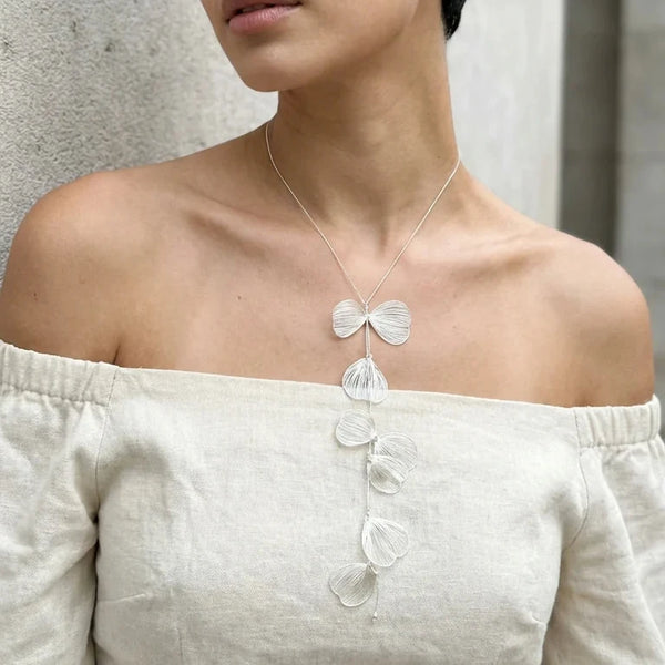 ENVY OPAQUE PETAL NECKLACE SILVER