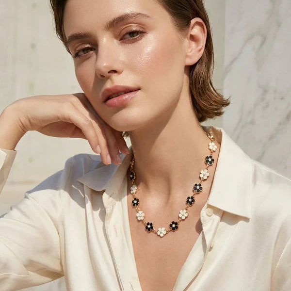 ENVY BLACK & CREAM PEARL DAISY NECKLACE