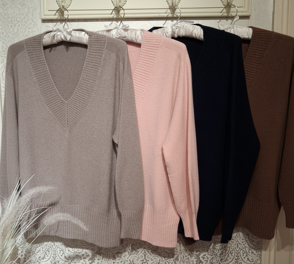 MIA LOW V NECK KNIT