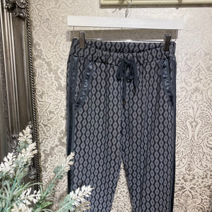 DECK PRINTED GEO JOGGER PANTS IN SLATE