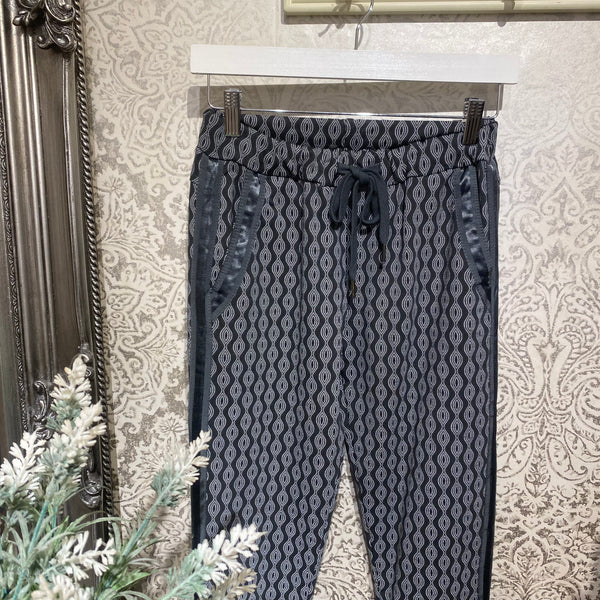 DECK PRINTED GEO JOGGER PANTS IN SLATE