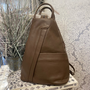 ZIP LEATHER BACKPACK IN TRUFFLE