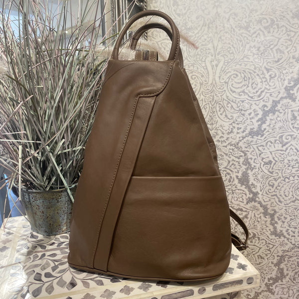 ZIP LEATHER BACKPACK IN TRUFFLE