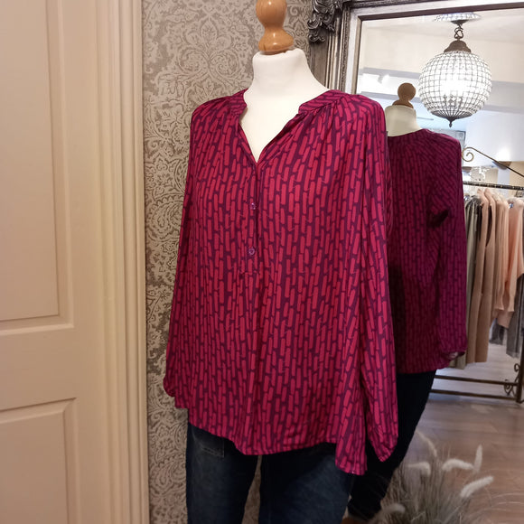 DREAMS ZIG ZAG LINK BLOUSE IN MAGENTA
