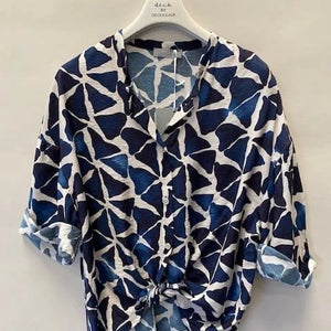 DECK BY DECOLLAGE FAN BLOUSE NAVY