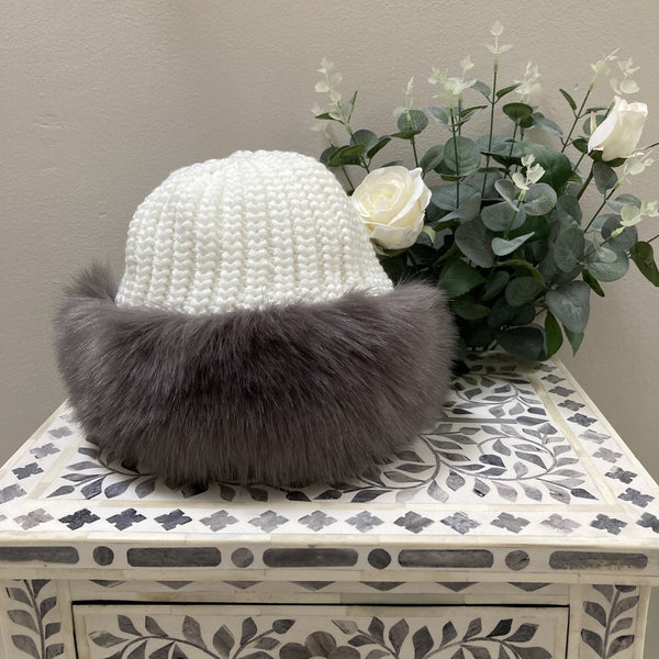 KNITTED FAUX FUR TRIM HAT WITH FLEECE LINING IN GREY & WHITE