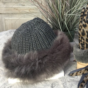 KNITTED FAUX FUR TRIM HAT WITH FLEECE LINING IN CHARCOAL GREY