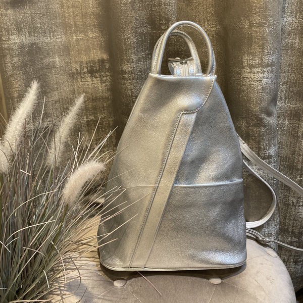 ZIP LEATHER BACKPACK IN SILVER