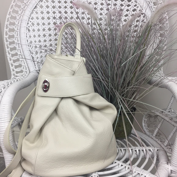 TWIST LOCK LEATHER BACKPACK IN CREAM